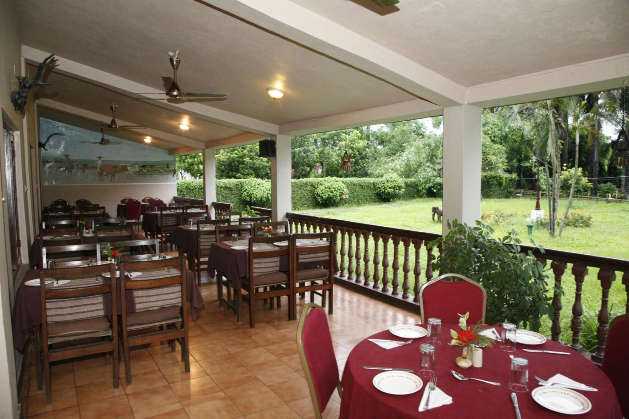 Chitwan Paradise Hotel Sauraha Exterior foto