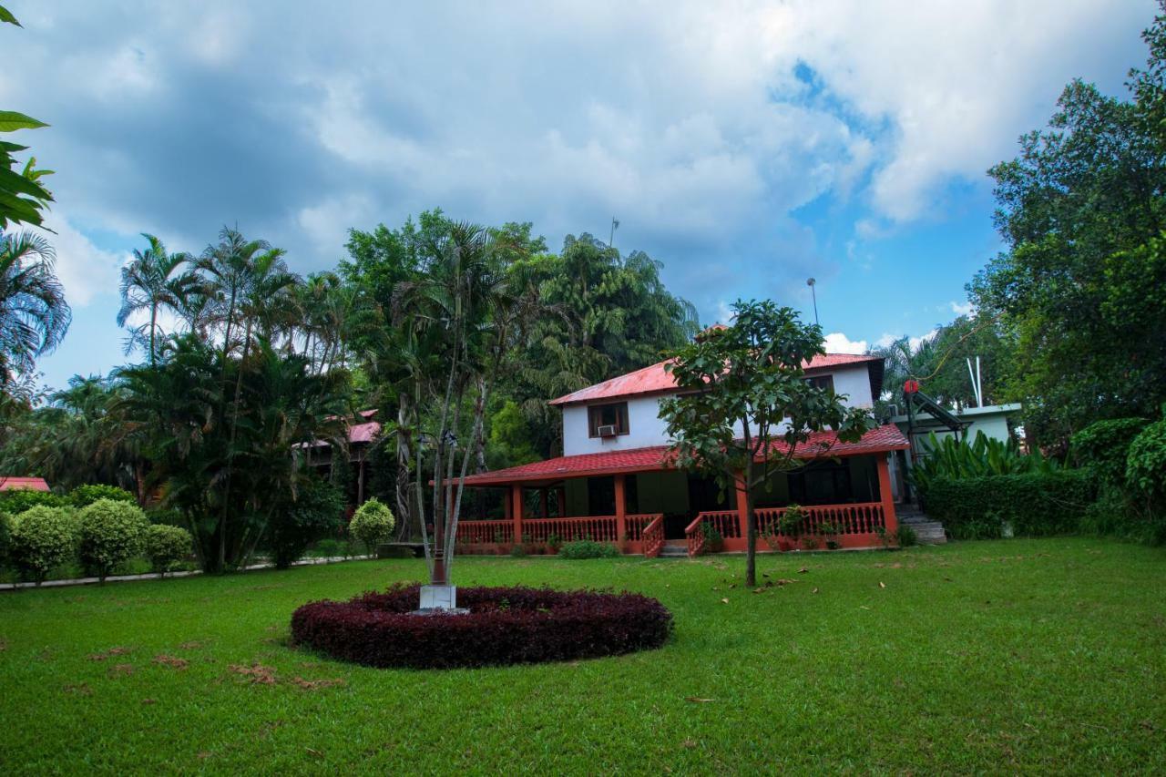 Chitwan Paradise Hotel Sauraha Exterior foto